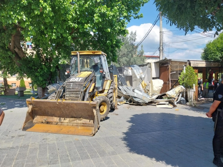 Во Струмица почна уривањето на бесправно поставената урбана опрема и на објекти подигнати на јавните површини