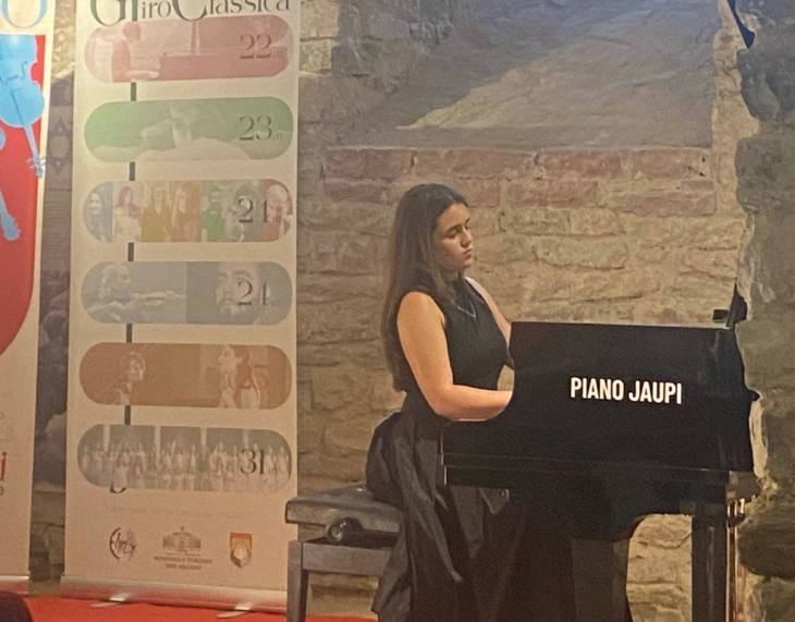 Младата пијанистка Јована Арсоска освои две награди на Меѓународен натпревар во Албанија