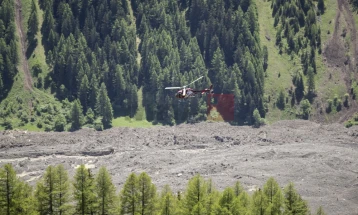 Швајцарска долина се подготвува за евакуација по уривањето на глечер