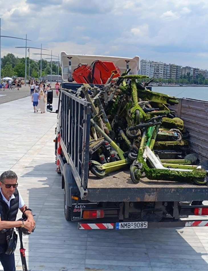 Велосипеди, тротинети и отпад извлечени од морето во Солун