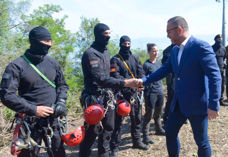 Тошковски: Државата ги унапредува капацитетите за справување со кризи, показна вежба на Водно за спасување од жичница