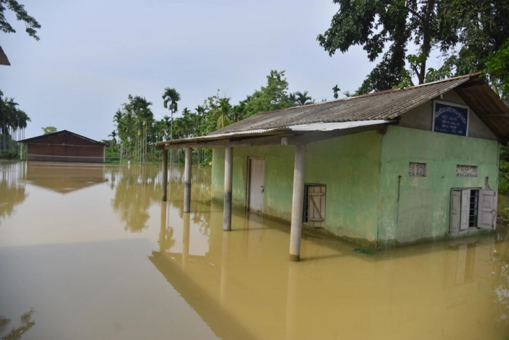 Поплави и свлечишта во Индија: Најмалку 34 загинати, над илјада туристи евакуирани