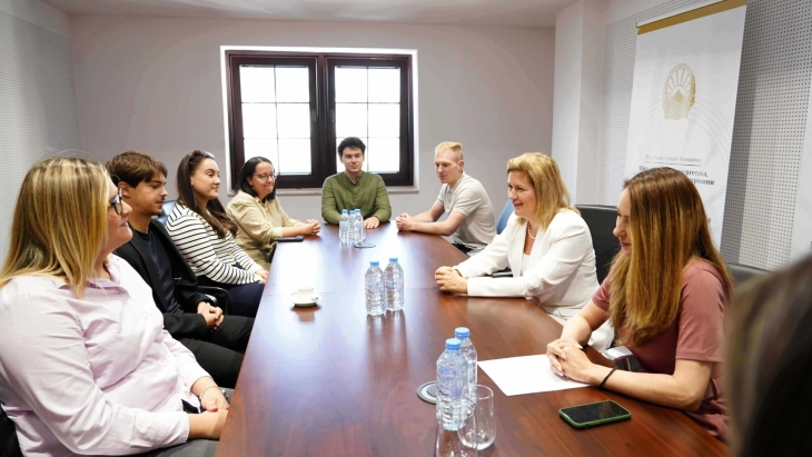 Млади инженери од ФЕИТ на практикантска настава во Министерството за енергетика