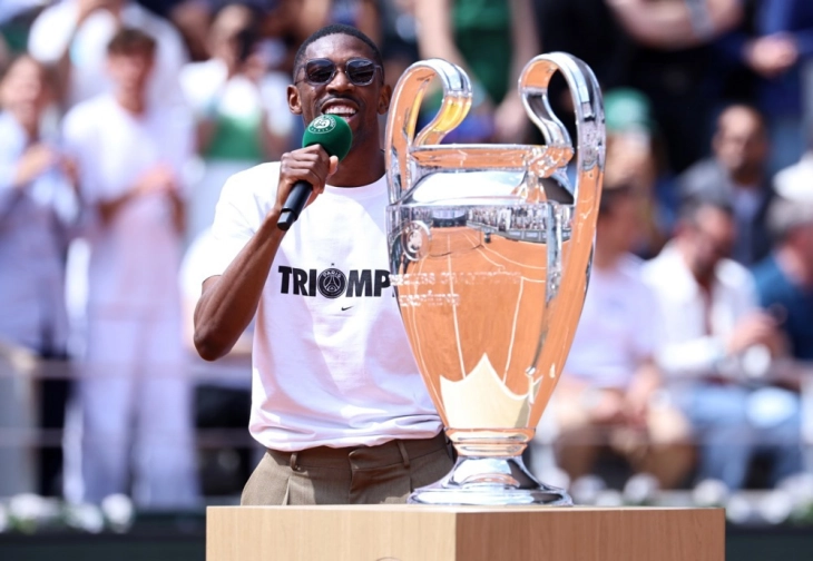 Дембеле громогласно пречекан на Ролан Гарос со трофејот од Лигата на шампиони