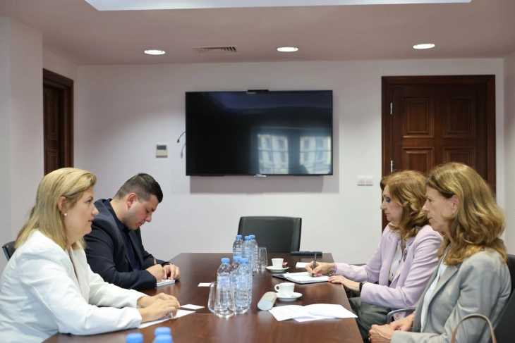 Средба на министерката Божиновска со амбасадорката на Швајцарија, Вероник Хулман Марти