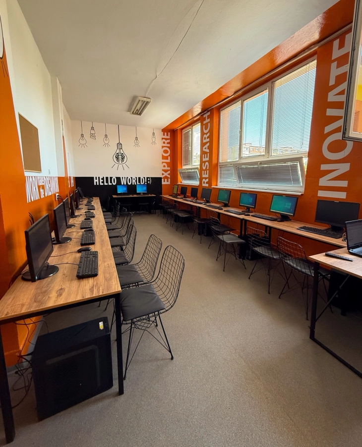 Ѓорѓиевски: Нов кабинет по информатика и заштитни очила за дечињата од ООУ ,,К.Ј.-Питу”