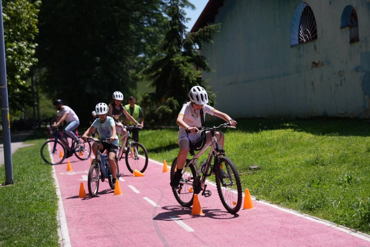 Во Струмица доделени 100 вело легитимации и заштитни кациги на деца во рамки на програмата „Вело безбедност“