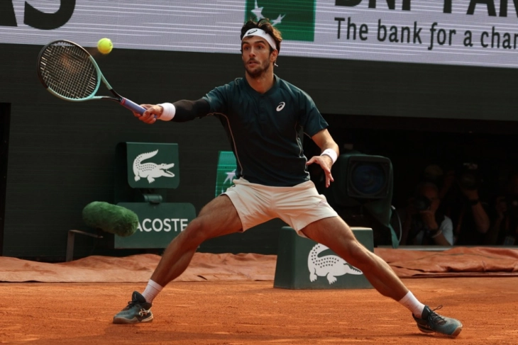 Musetti through despite kicking ball at line judge, Alcaraz wins