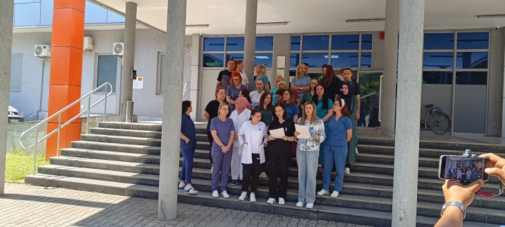 Времено прекинати протестите на хонорарците во тетовската болница, ќе почекаат нов министер за здравство