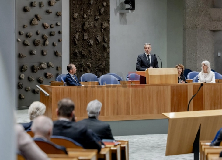 Холандскиот крал Вилем-Александер ја прифати оставката на премиерот Схоф