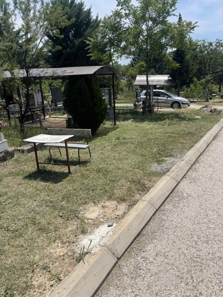 ЈП „Чистота и зеленило“ Куманово ги расчистува градските гробишта во пресрет на Задушница