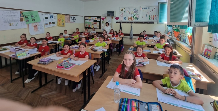 Средношколци од „Никола Карев“ изработија униформи за 980 струмички основци