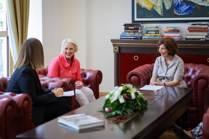 Takim lamtumirës i Siljanovska-Davkovës me Xheri Dibl, përfaqësuese e USAID-it