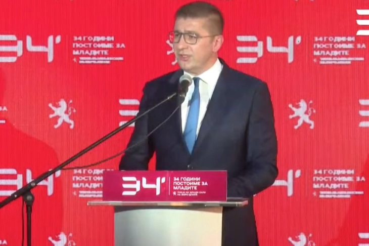 Им подавам рака на младите, Македонија има потреба од нивниот ум за да стане подобра држава, порача Мицкоски