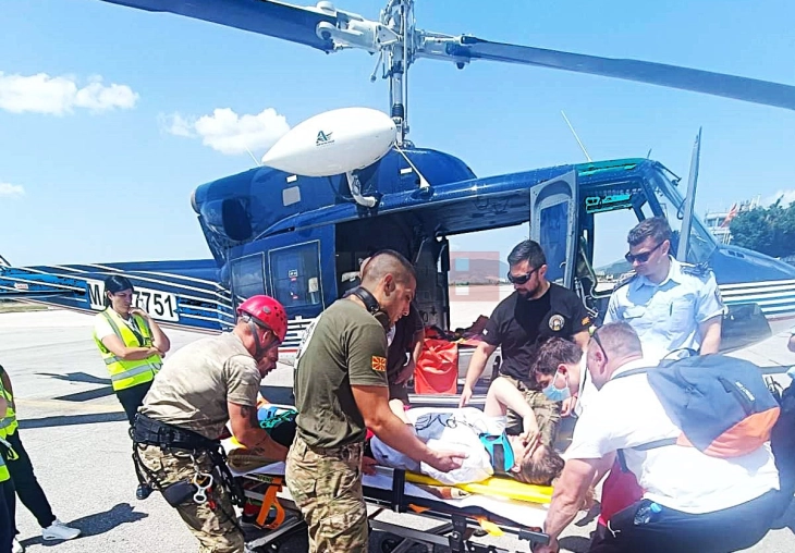 Nëpunësit policor evakuuan dhe transportuan një person të lënduar nga mali Jabllanicë