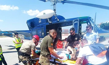 Nëpunësit policor evakuuan dhe transportuan një person të lënduar nga mali Jabllanicë