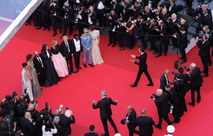 Црвениот тепих од Канскиот фестивал се продава по едно евро за килограм