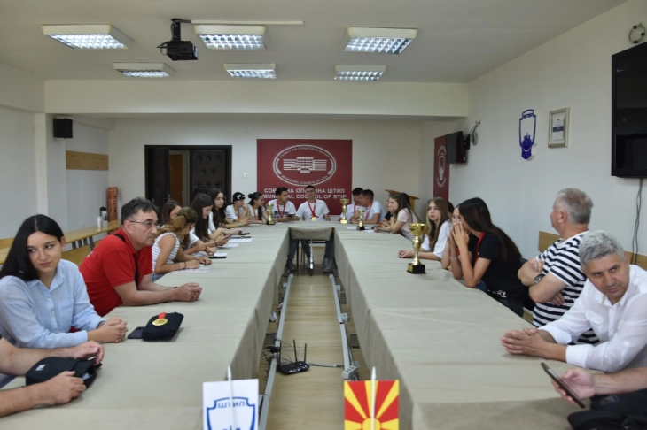 Штипскиот градоначалник ги прими учениците кои учествуваа на спортските манифестации