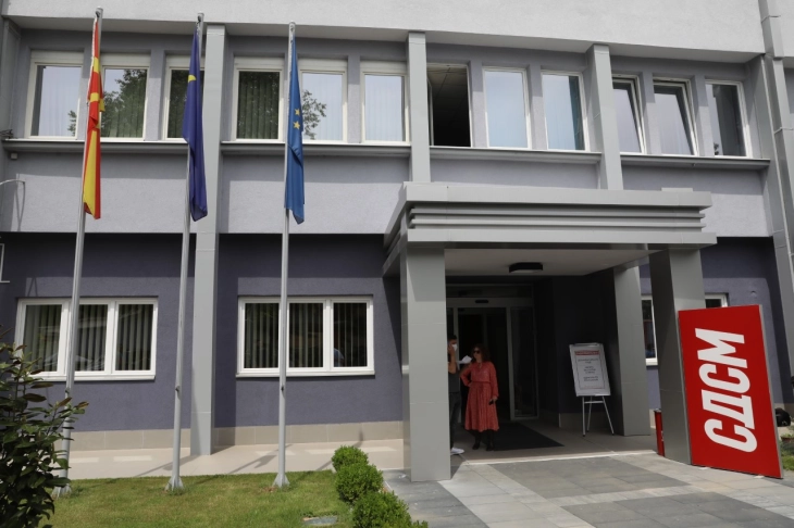 СДСМ: Лицемерие без граници, Мицкоски навечер ги навредува родителите, наутро вели „заедно сме“