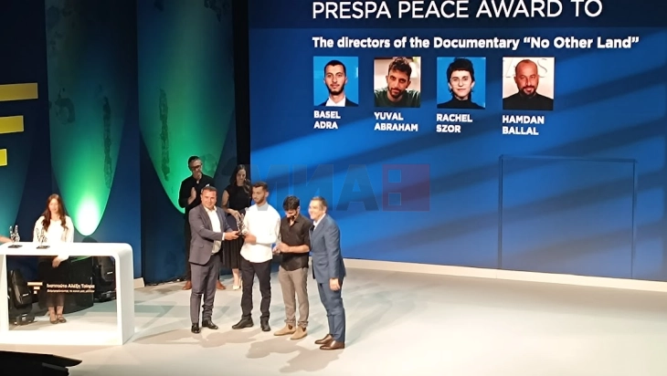 Ciprasi dhe Zaevi ua ndanë Çmimin  e Prespës për Paqe regjisorëve të dokumentarit 