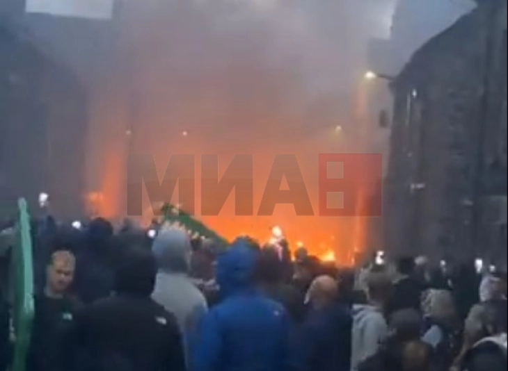 Nata e dytë e trazirave në Irlandën Veriore, persona të maskuar sulmuan policët dhe i vunë flakën automjeteve