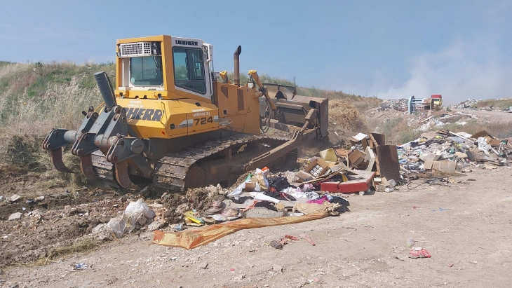 Со градежна машина се чисти штипската депонија „Трештена скала“