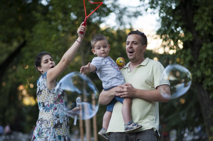 Играта не е само детска забава – таа е клучна за учење, здравје и градење отпорност, УНИЦЕФ повикува на поголема вклученост на татковците