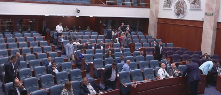 Mbledhja e Kuvendit është shtyrë për një orë me kërkesë të partisë E majta