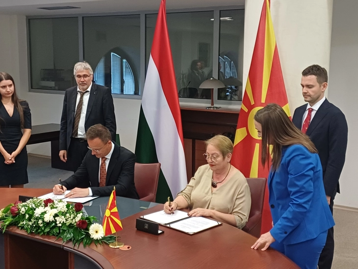 Јаневска и Сијарто потпишаа Меморандум со кој годишно по 20 македонски студенти ќе добиваат стипендии за студии во Унгарија