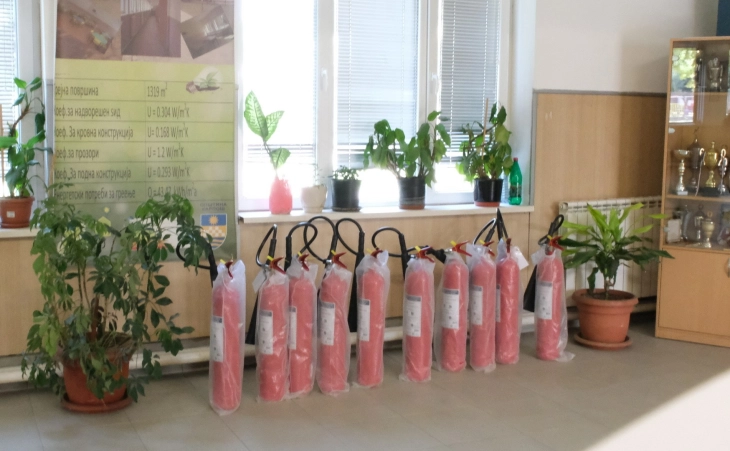 Општина Карпош обезбеди нови противпожарни апарати за сите училишта и градинки