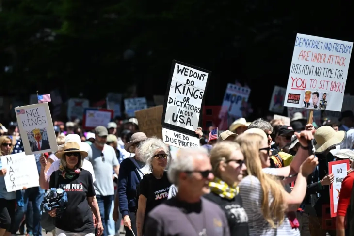 Над пет милиони Американци на протести против Трамп за време на одржувањето на воената парада во главниот град