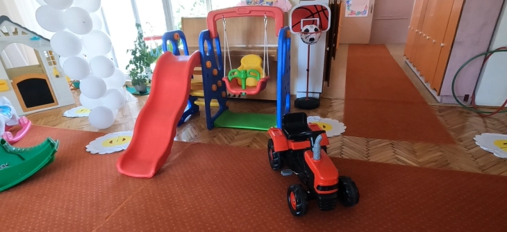 Група иселеници донираа реквизитит за комплетирање на Детски парк во клонот на градинката „23 Август“ во Берово