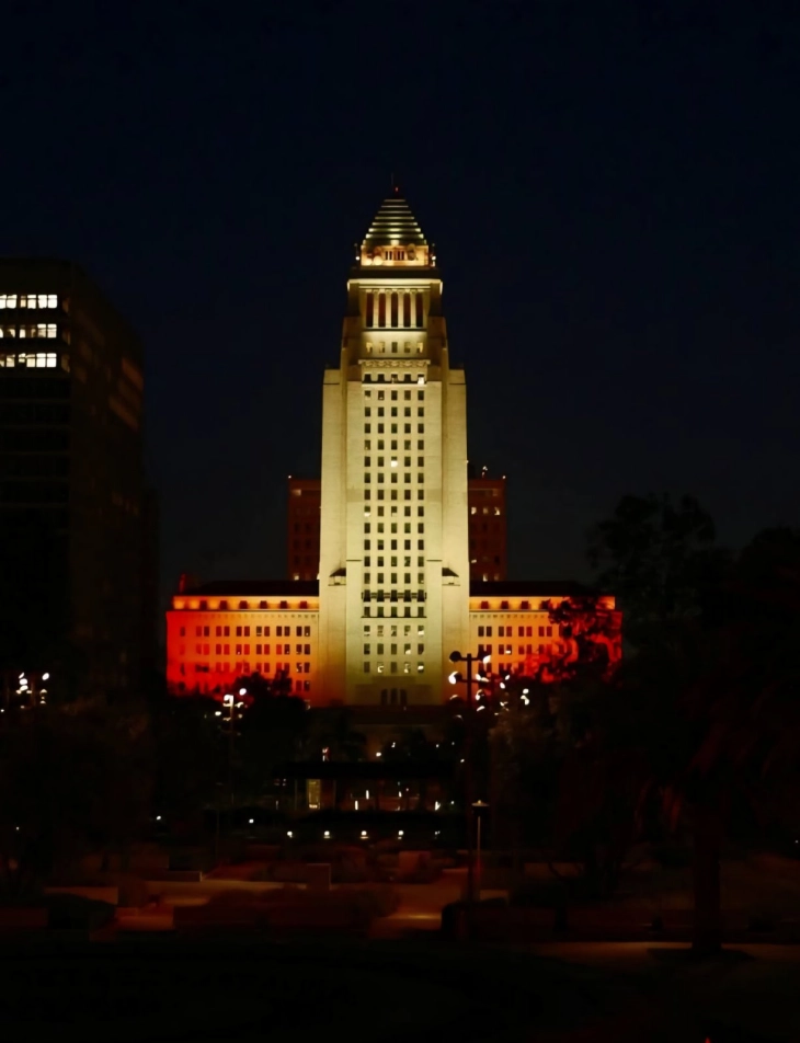 Asambleja e qytetit të Los Anxhelosit ndriçohet me ngjyrat e flamurit të Maqedonisë në kujtim të viktimave të tragjedisë së Koçanit