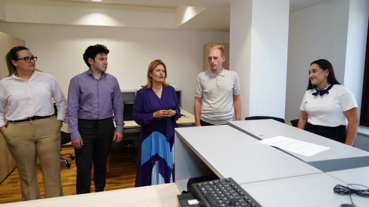 Божиновска ги посети студентите на нивните практикантски позиции во МЕРМС