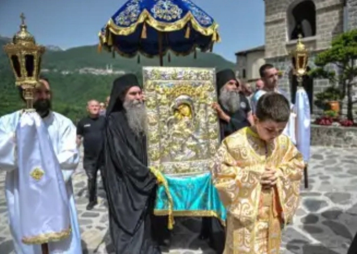 Сеноќно бдение во Бигорски во чест на чудотворната икона „Достојно ест“