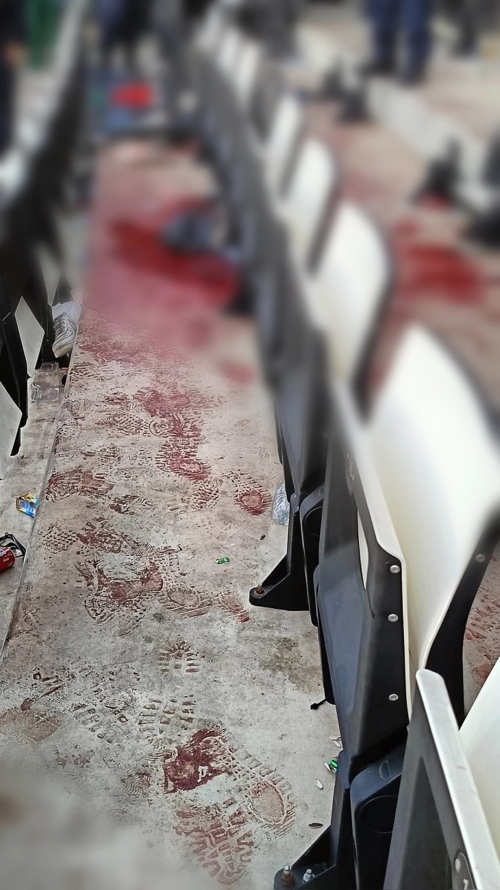 Тројца навивачи загинаа, над 70 повредени при пад од трибина