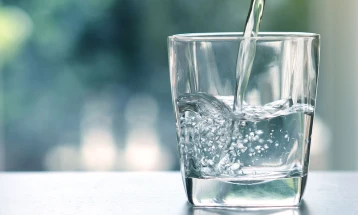 Sa gota ujë duhet pirë nga mëngjesi deri në darkë