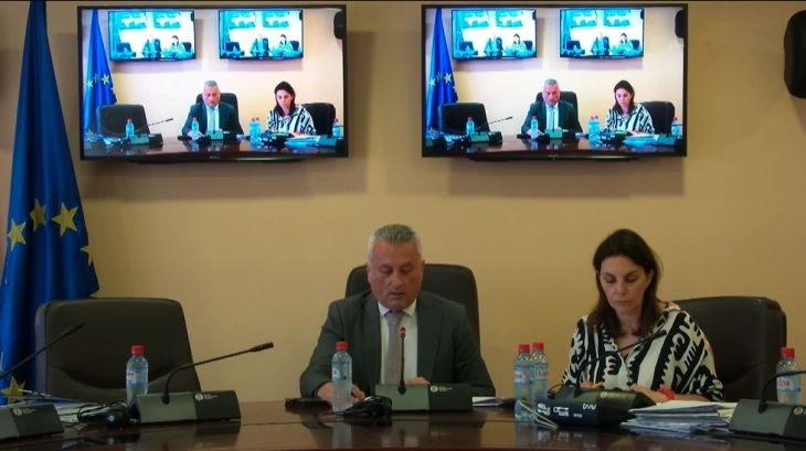 Еден час пауза во Комисијата за избори и именувања, се разгледува одлуката за членови на Советот на ААВМУ