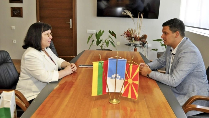 Градоначалникот на Охрид Пецаков се сретна со амбасадорката на Литванија Вилма Дамбраускиене