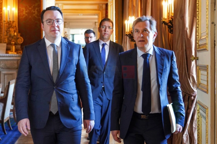 Nikolloski në takime në Paris me qëllim të përmirësimit të bashkëpunimit politik dhe ekonomik