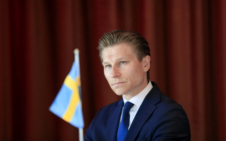 Ministri finlandez i Mbrojtjes Hakanen e përshëndeti formimin e forcave tokësore të NATO-s në veri të vendit