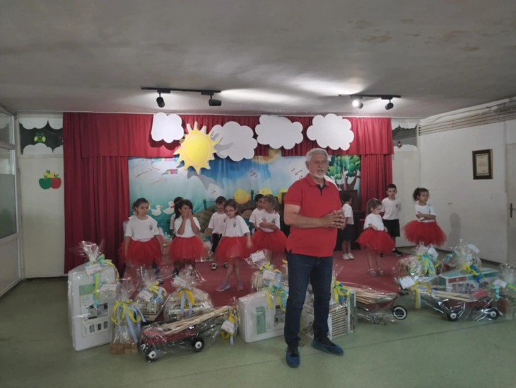 Општина Карпош: Најмалите карпошани добија еколошки дидактички материјали 