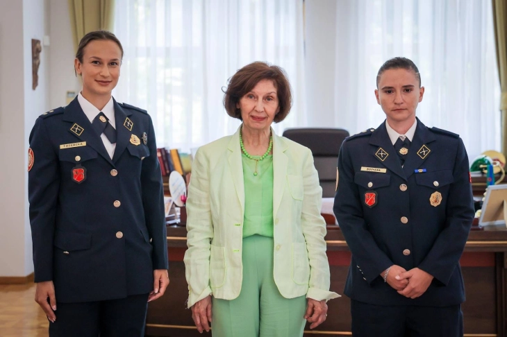 Сиљановска-Давкова ги прими припадничките на Армијата кои успешно ја завршија обуката во САД