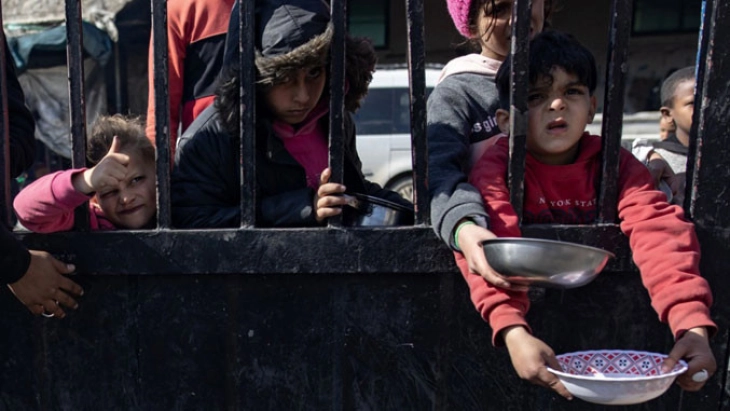 СЗО: Најмалку 112 палестински деца дневно примани во болниците во Газа поради неухранетост