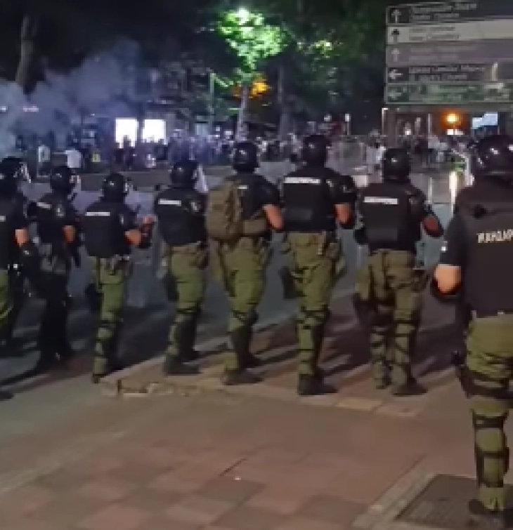 Тензично во центарот на Белград - полицијата одговори на провокации и напади од дел од демонстрантите