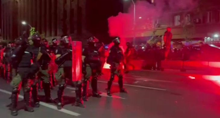 Српската полиција употреби солзавец за да растера демонстранти во центарот на Белград