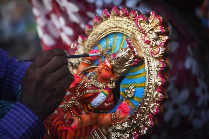 Три лица загинаа, повеќе од 10 повредени во стампедо на Хинду фестивал во Индија