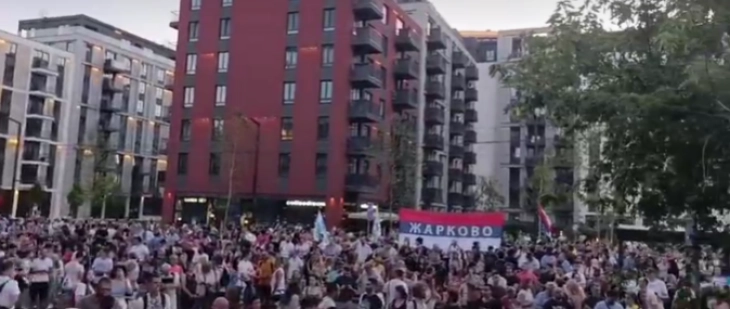 Илјадници луѓе протестираат пред Палатата на правдата во Белград, протести и низ населби во градот поради апсење студенти