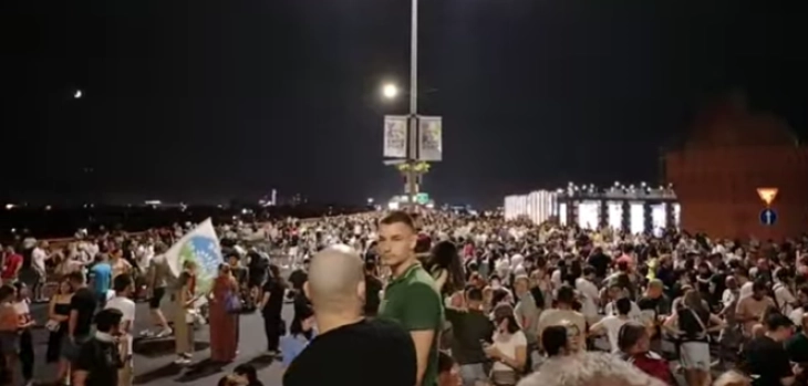 ВЈТ Белград: Приведени осуммина подготовувале напади врз државни институции; Блокади на граѓани низ цел Белград