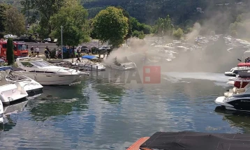 (видео и фото) Пожар на глисер закотвен во Студенчишкиот канал во Охрид